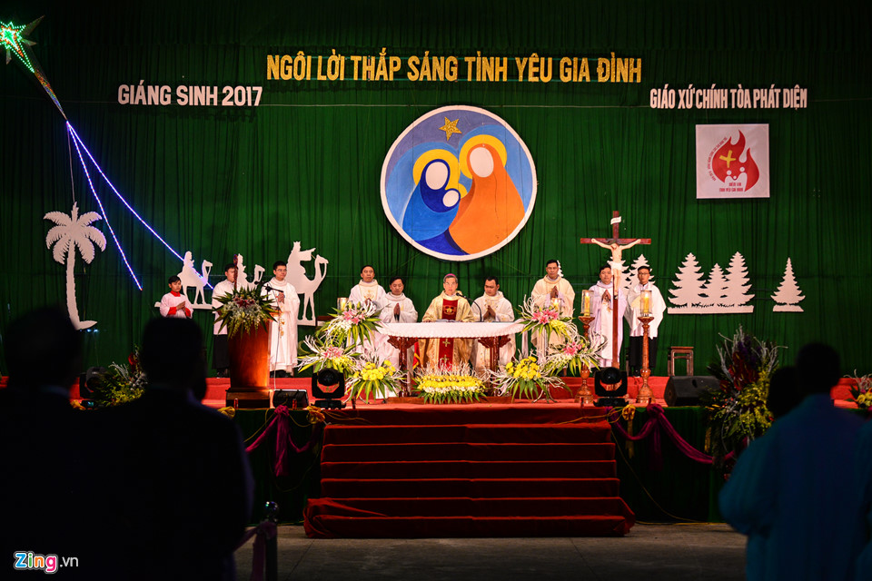 Hàng nghìn người rước tượng Chúa Hài Đồng đêm Giáng sinh